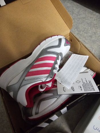 Basket fille neuve pointure 28 adidas rose blanche et grise