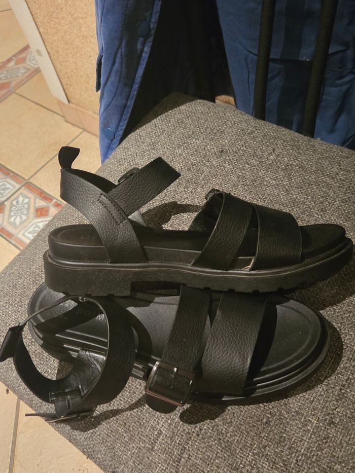 Sandales noires à boucles P38 Primark - photo numéro 4