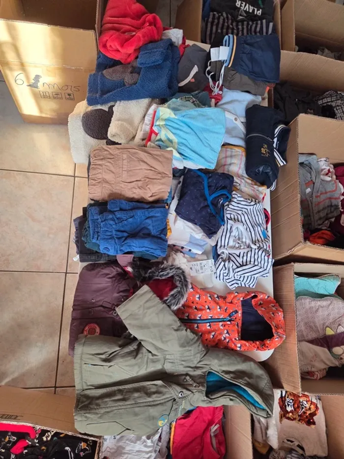 Lot +65 vêtements dont 3 blousons 6 mois garçon