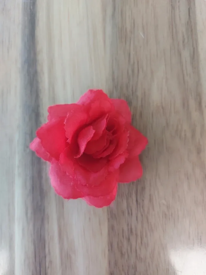 Barette fleur rouge