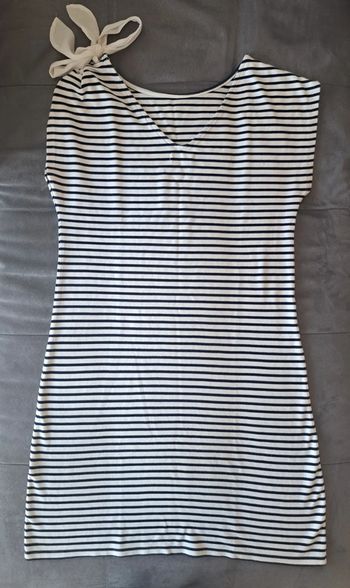 Robe noire et blanche Cache cache