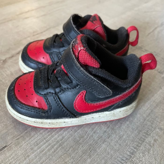 Très jolie paire de Nike garçon taille 21 - photo numéro 2