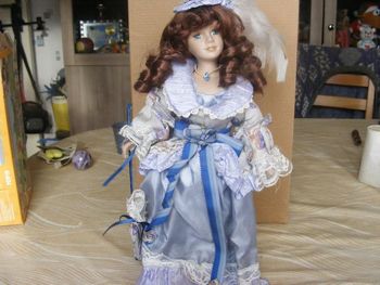 poupée en porcelaine marquise bleu