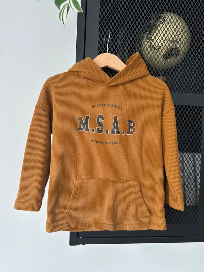 Pull fin à capuche