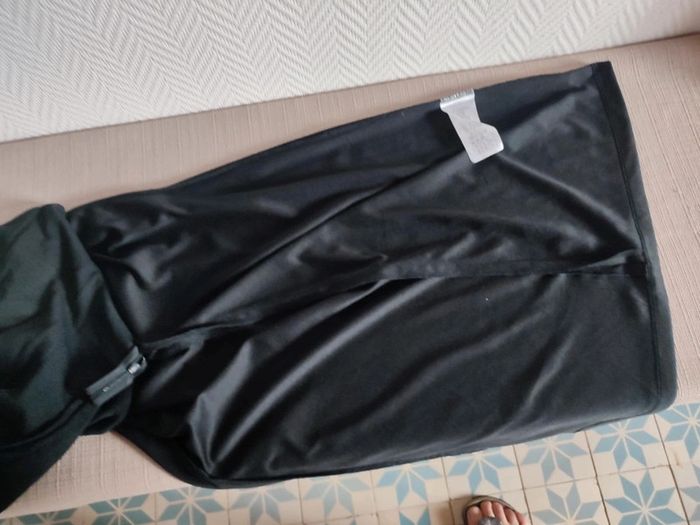 Robe courte noir motifs fleurie Julie Guerlande taille 42 - photo numéro 6
