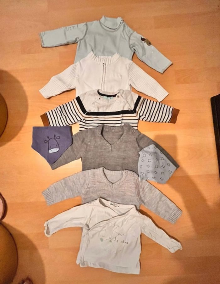 Lot 6 pulls + 1 bavoir 3 à 6 mois