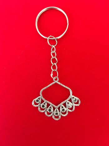 Porte clé argenté baroque style ancien