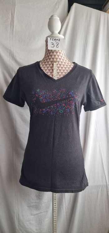 Tee-shirt, noir à motif, en très très bon état, en coton, longueur 63cm, largeur d'épaule 38cm