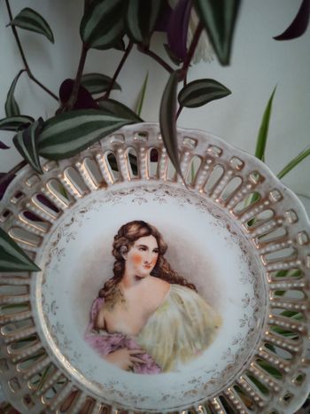 2 assiettes en porcelaine