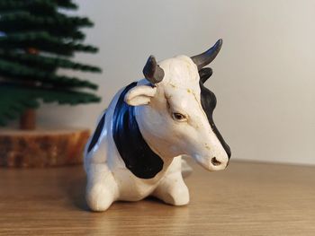 AAA figurine bovidé vache couchée animal de la ferme