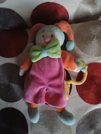 Doudou peluche clown arlequin Jollybaby jolymex absence d'étiquette rose orange d'occasion couleurs ternies noeud vert clair bonnet tient une fleur par scratch d'occasion