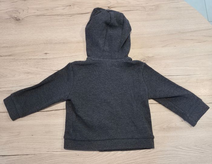 Gilet gris zippé à capuche, Kiabi, 18 mois - photo numéro 2