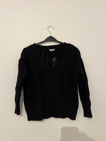 Pull noir, effet déchiré