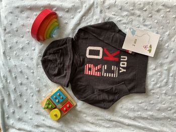 pull léger à capuche gris et rouge 3 ans grain de blé