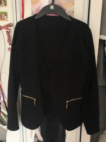 Veste noir avec détaille doré