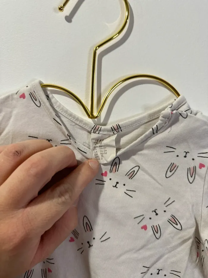 Tee shirt manches longues blanc avec petits lapins 1 an et demi 2 ans h&m - photo numéro 2