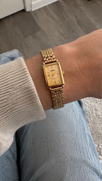 Montre dorée vintage cadran carré chiffres romains chic