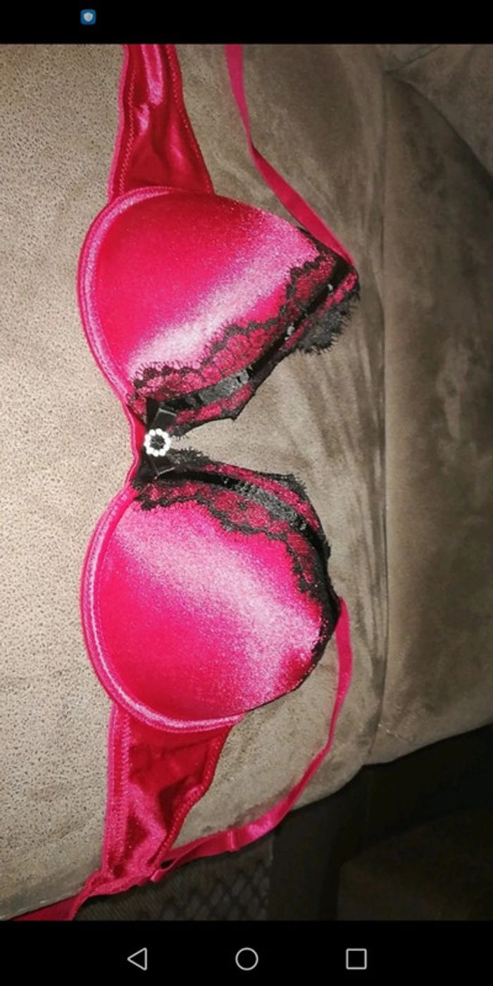 Soutien gorge rouge satiné