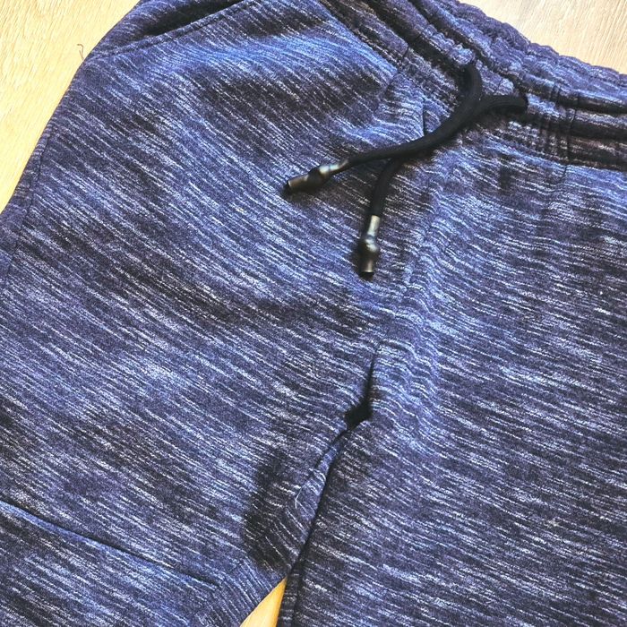 Joggings bleu chiné, épaisseur moyenne. Garçon 10 ans. Marque Kiabi