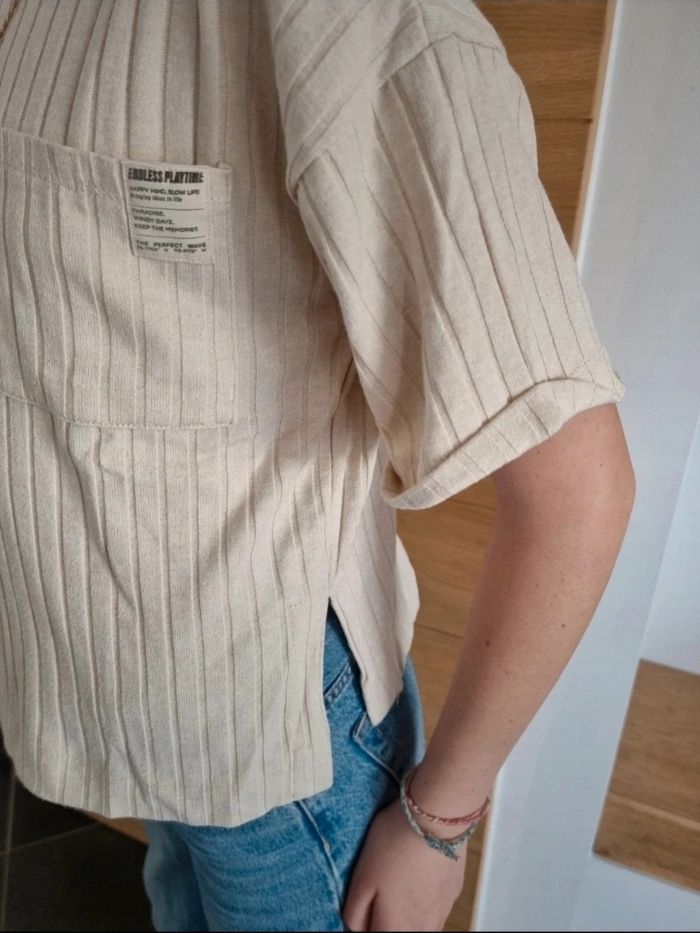 Tee shirt beige et blouse romantique 
Zara
Taille 9 ans - 134 cm
Excellent état - photo numéro 3