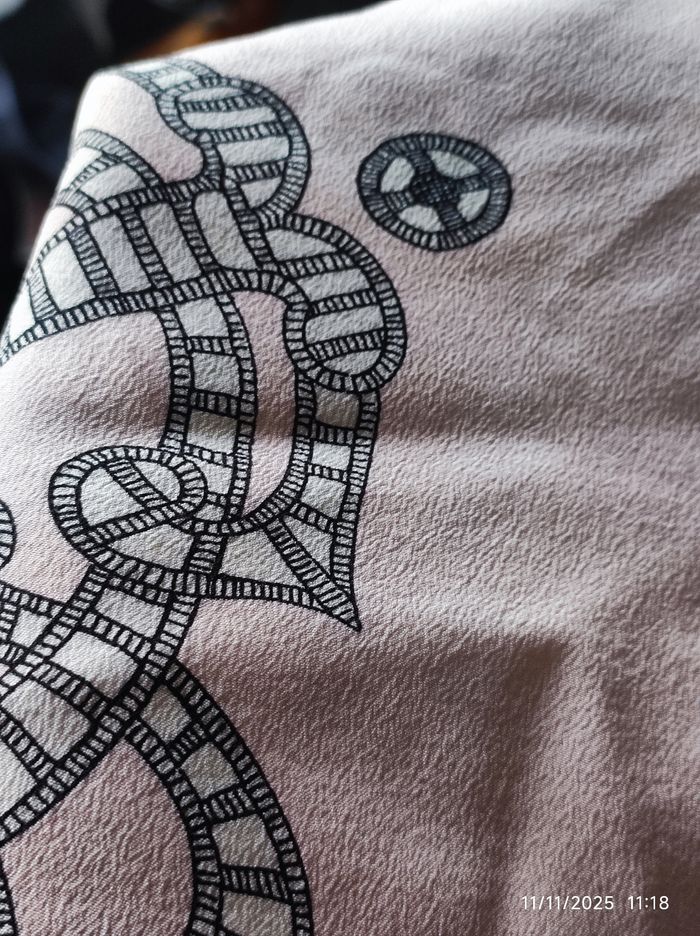 Foulard Carré grand format Rose perle et impression dentelle noire - photo numéro 6