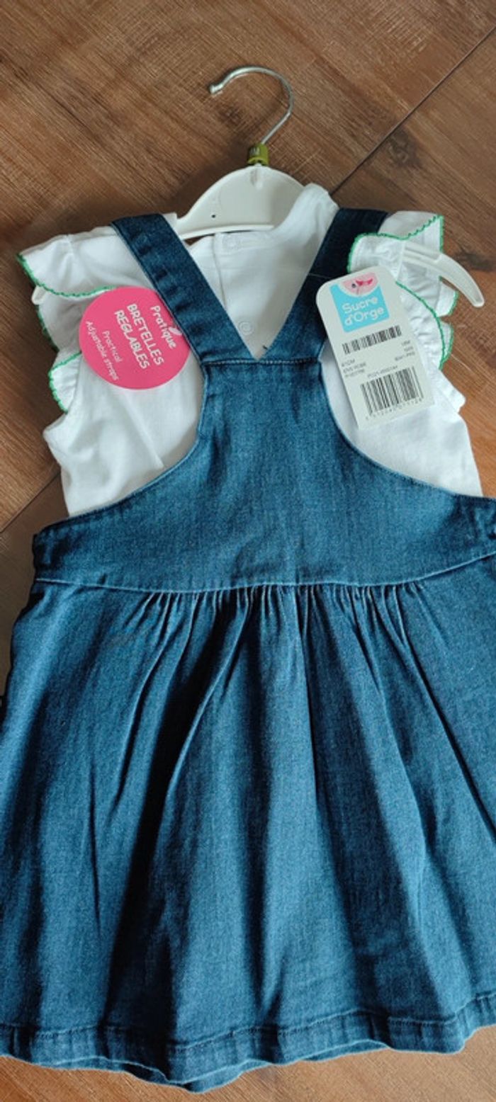 Jupe salopette jean avec t-shirt - photo numéro 4