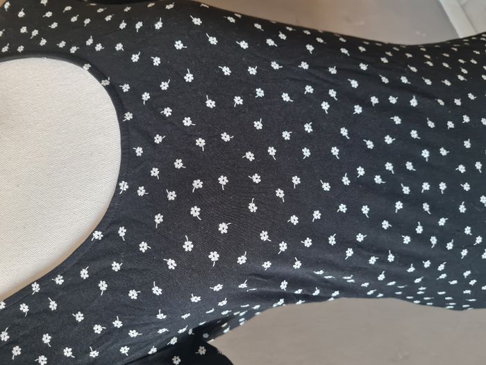 T-shirt noir fleurs blanches - photo numéro 4