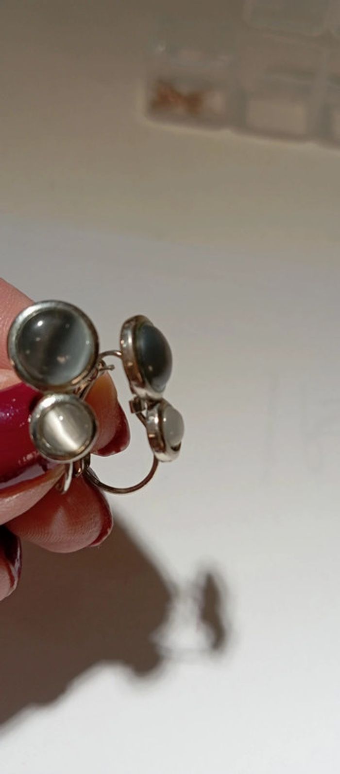 Boucles d'oreilles grises - photo numéro 4