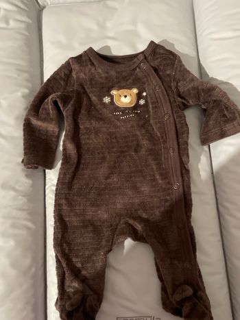 Pyjama marron et bec tête d’ours 
