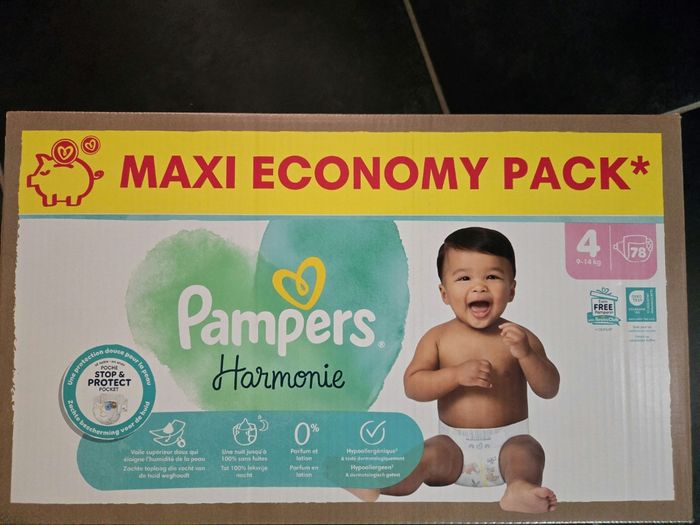 Gros carton couches pampers harmonie taille 4