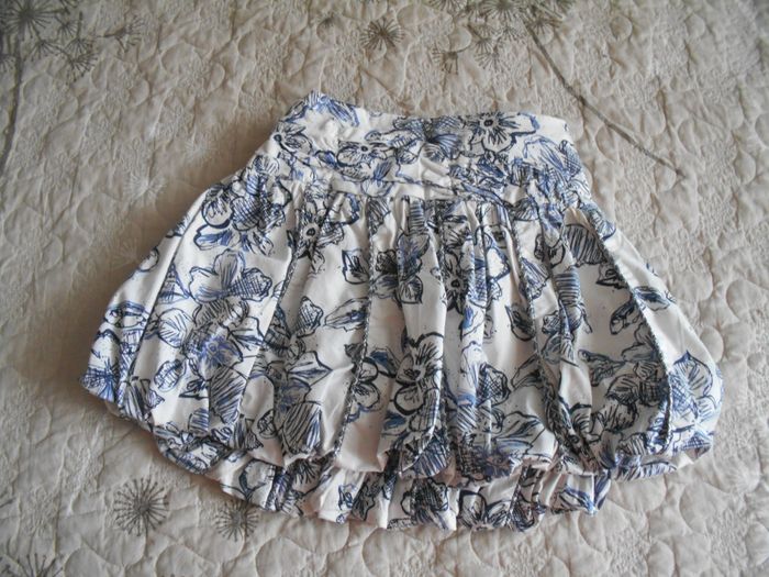 Jupe courte de fête motif fleur bleue sur fond blanc Sarabanda 6 ans 116 cm