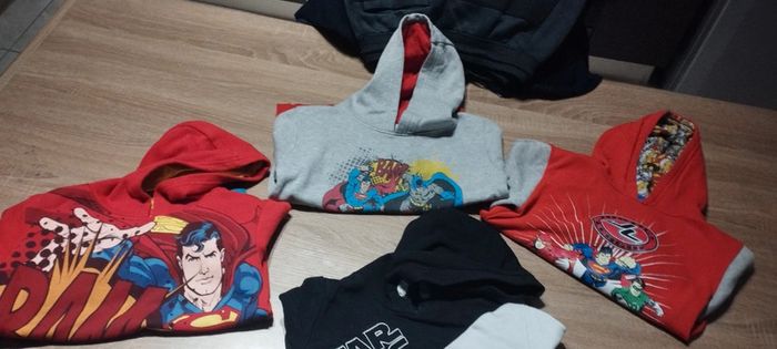 4 sweats à capuche taille 7/8 ans