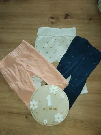 Lots 3 leggins fille taille 1 mois super etat