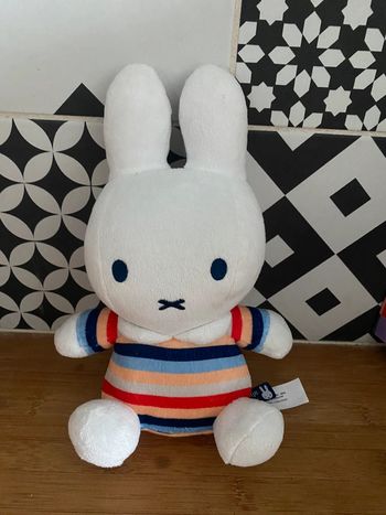 Peluche lapin à grelot miffy