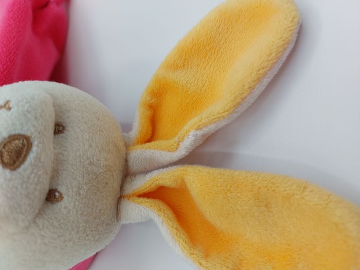 Doudou plat lapin hochet écru rose jaune JOUER AVEC LES MATERNELLES abeille - photo numéro 3