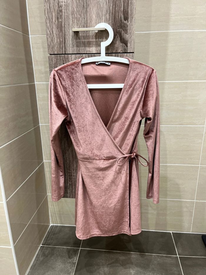 magnifique, robe rose satinée, pull&bear taille M