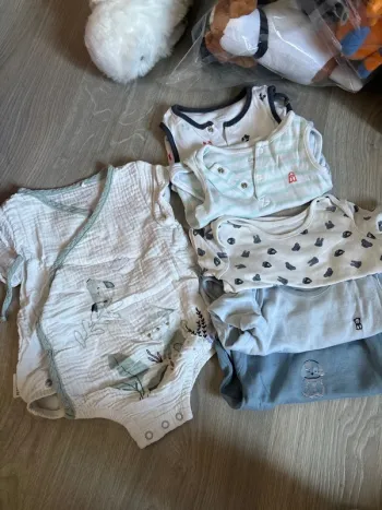 Lot body  9 mois