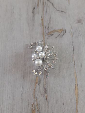 Broche neuve