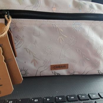 Cabaia pochette rose très pâle presque blanche avec motifs en relief hologramme