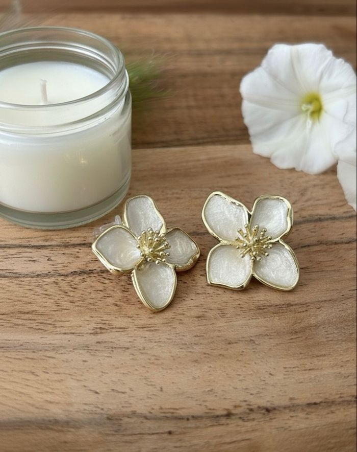 Boucle d’oreille fleur blanche