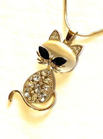 Collier Pendentif Gros Chat Yeux Noirs Visage Ovale Blanc Arrondi Bijou Doré Fantaisie Femmes