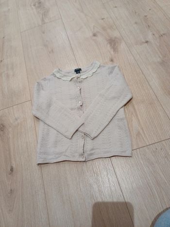 Gilet ajouré avec petit détail col 24m