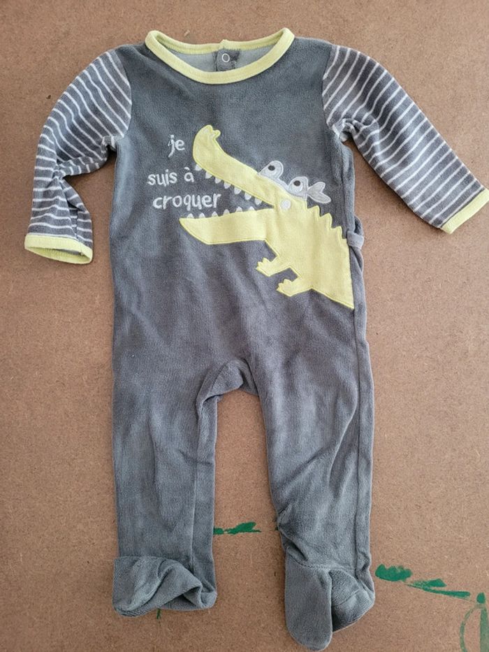 Pyjama gris crocodile taille 12mois Gemo
