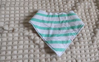 Bavoir rayé, blanc et verte