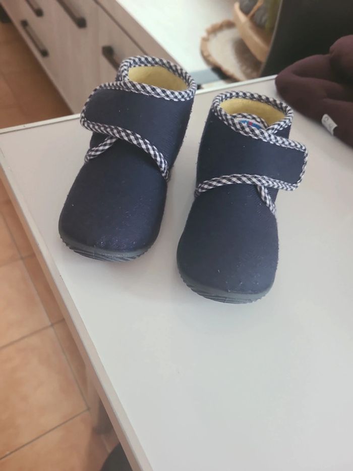 Pantoufle bebe 23