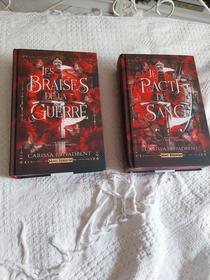 Romans La Guerre des Coeurs Égarés tomes 1 et 2 Les Braises de la guerre reliés collector jaspage Carissa Broadbent - photo numéro 4