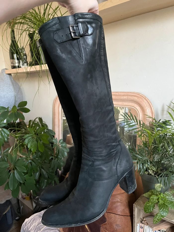 Bottes hautes à talons moulante et souple avec fermeture zip - en cuir noir - photo numéro 10