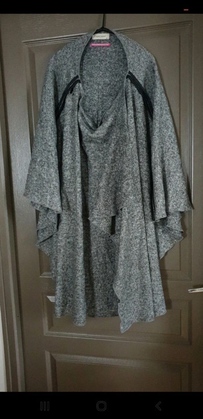 Poncho "Naf Naf" gris moucheté