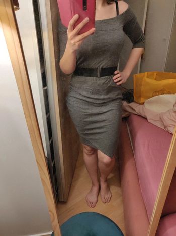 Robe moulante grise avec ceinture