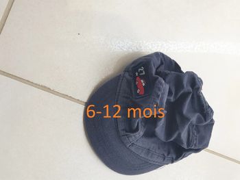 1 casquette 6-12 mois bleu élastique derrière